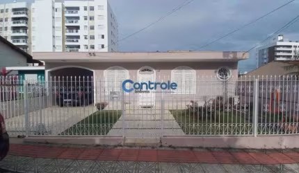 AH/ Casa em Barreiros com 3 Dormitórios sendo 1 suíte e 2 vagas de garagem coberta.