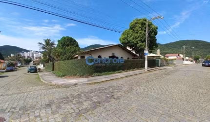 Excelente casa em amplo terreno com 720m² e área construída de 250 m², 04 suítes