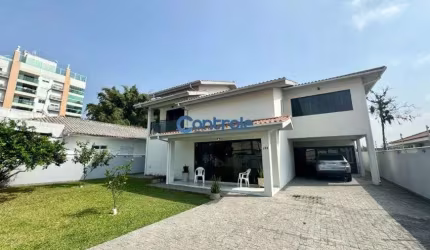 Casa alto padrão no bairro Centro em Biguaçu/SC.