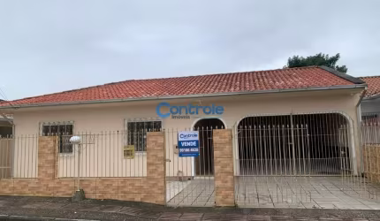 Casa com 03 dormitórios no bairro Ipiranga em São José.