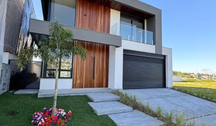 Moderna casa com 03 suítes no Cond. Reserva da Pedra em Palhoça.