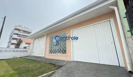 Excelente casa com 03 dormitórios em Barreiros...