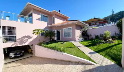 Casa com 3 quartos à venda na Rua Elias Merise, 567, Roçado, São José por R$ 1.700.000