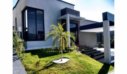 Casa Térrea em condominio fechado.