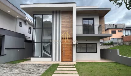 Sobrado 3 dormitorios Condominio Fechado