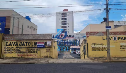 Terreno de 900m² com dois acessos, localizado na Rua Vigário Silva, 427, com acesso direto à Avenida Guilherme Ferreira. ação.