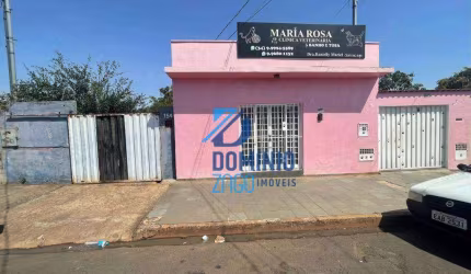 Terreno com aproximadamente 490 m2, com duas casas simples.