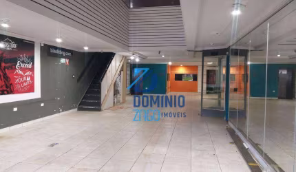 Galpão com mezanino no início da Av. Nossa Senhora do Desterro.