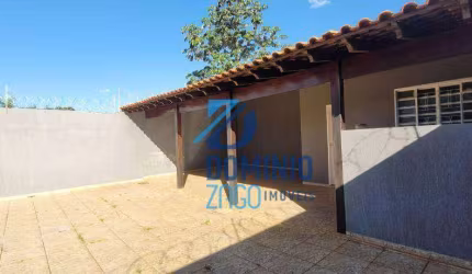Casa excelente no Bairro Boa Vista, Av. Elias Cruvinel.