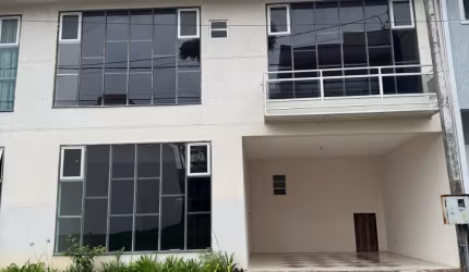 Sobrado em condomínio com 3 suítes