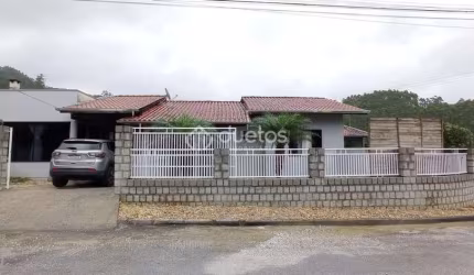 Oporunidade única, casa com piscina e galpão anexo.