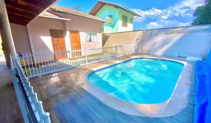 Casa com piscina rua sem saída.