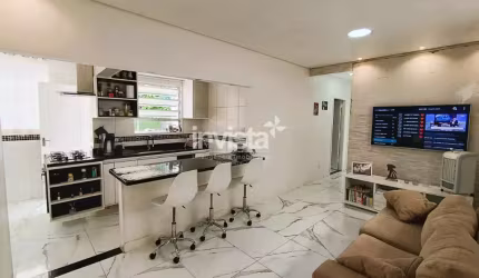 Apartamento no Primeiro Andar,  Reformado, Porteira Fechada, em Localização Privilegiada!