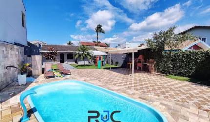 Casa com 2 dormitórios e piscina no Riviera