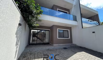Sobrado quatro dormitórios em Matinhos