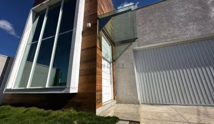 Linda Casa com pé direito Duplo no Bairro Afonso Pena