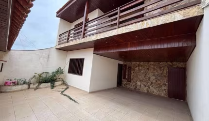 Sobrado à Venda – Amplo, Charmoso e Pronto para Morar!