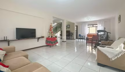 Casa com 4 quartos para alugar no Itoupava Central, Blumenau , 304 m2 por R$ 5.000