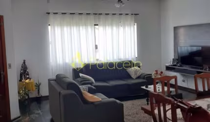 Casa à venda 3 Quartos, 2 Suites, 3 Vagas, 348M², Parque São Domingos, Pindamonhangaba - SP
