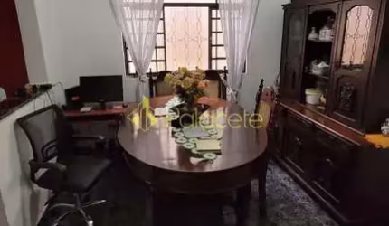 Casa à venda 3 Quartos, 1 Suite, 2 Vagas, 154M², Conjunto Residencial Araretama, Pindamonhangaba -