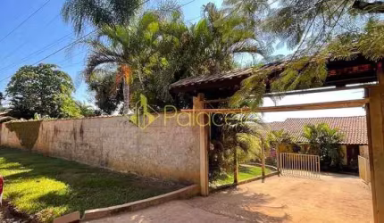 Chácara à venda com três construções no terreno sendo uma semi nova, Goiabal, Pindamonhangaba, SP