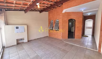 Sobrado Imponente com 3 Pavimentos, Suíte Master, Terraço Panorâmico e Garagem para 2 Carros em Exc