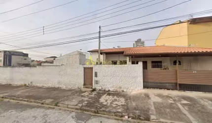 Ampla Casa com 02 Dormitórios, Suíte, Garagem e Quintal - Ideal para Uso Residencial ou Comercial -