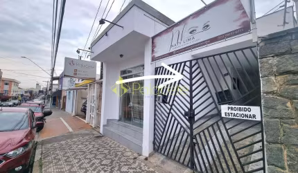Casa Comercial no Centro com 2 Dormitórios, Edícula, Acessibilidade, Vaga de Garagem e Ideal para C