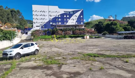 Terreno Plano e Cimentado com 5.356 m² para Estacionamento de Ônibus a 1.200 Metros da Basílica de