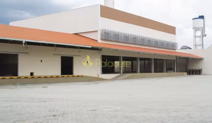 Excelente Imóvel Comercial em Cruzeiro com Galpões a Partir de 600m², Escritórios e Estacionamento