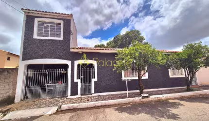 Casa Térrea na Região Central de Roseira com Espaço Comercial, Quintal Amplo, Piscina e Churrasquei