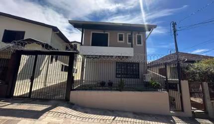 Casa semi mobiliada no Sagrada Família