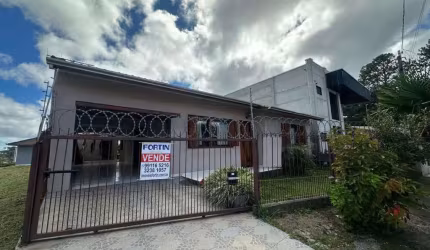 Casa à venda semi mobiliada com 03 dormitórios em Ana Rech, Caxias do Sul - Churrasqueira, Garagem e Pátio