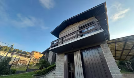 Casa à venda com 3 dormitórios em Caxias do Sul, no bairro Castelo