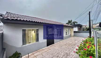 Casa 03 dormitórios em barreiros.