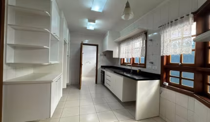 Casa sobrado, 03 dormitórios c/suíte, lavabo, 03 vagas.  Alphaville. Santana de Parnaíba. SP.