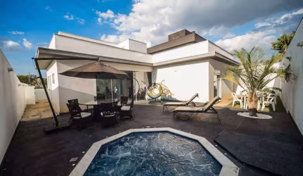 Casa térrea com 3 quartos, sendo 3 suítes à venda,  210m² por R$1.390.0000,00 -Terras de Santa Adélia - Vargem Grande Paulista/SP.