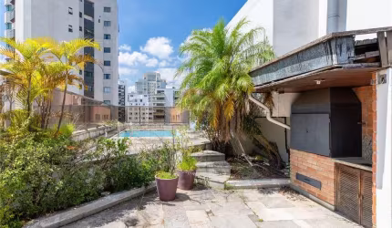 Linda Cobertura em Moema, fora de rota com piscina e churrasqueira.