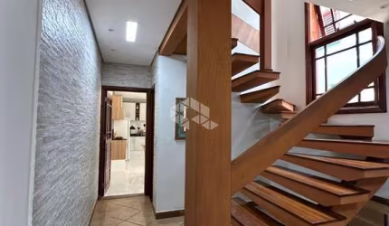 Sobrado dos Sonhos: 3 Dorms, Suíte, Quintal com Churrasqueira e Localização Privilegiada em Guarulhos!