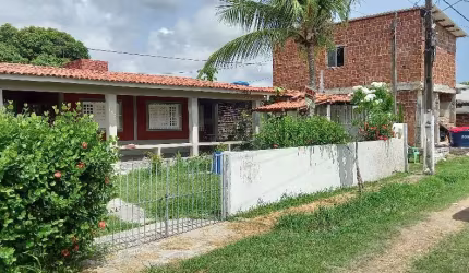 Casa solta , nascente , próximo a praia e comércio local .