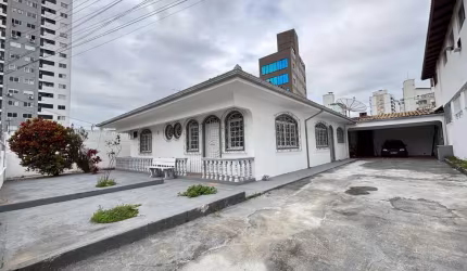 Casa com 5 quartos para alugar na Rua Pedro Cunha, 49, Kobrasol, São José, 360 m2 por R$ 7.500