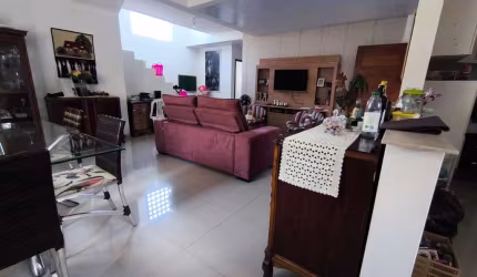 Casa com 3 quartos para alugar na Rua Florisbelo Silva, 38, Sambaqui, Florianópolis, 150 m2 por R$ 6.500