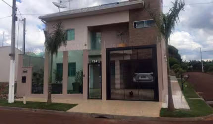 Sobrado para Venda no bairro CENTRO em Mandaguari , 4 quartos sendo 1 suíte, 2 vagas, Sem Mobília, 260 m² de área total, 260 m² privativos,