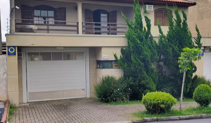 Lindo sobrado localizado na região do Capão Raso com terreno de 440m².