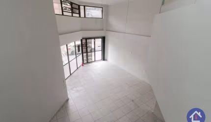 Loja Comercial em Condomínio no Centro de Curitiba-PR: 3 Salas, 2 Banheiros, 2 Vagas de Garagem, 204m².
