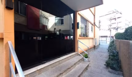Conjugado dividido em quarto e sala, mobiliado, ensolarado, próximo ao hospital São José.