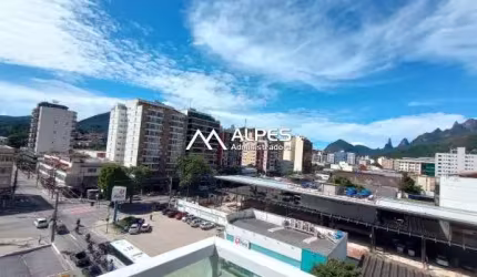 Apartamento no centro da cidade, quarto e sala amplo, prédio novo, com elevador e garagem.