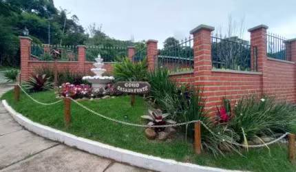 Casa de 2 quartos, mobiliada, ampla varanda e garagem, entrada independente, lugar tranquilo, condomínio com lazer.