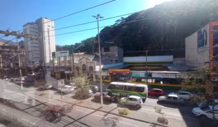 Excelente Sala comercial no Centro, junto a todo comércio, com elevador e portaria.