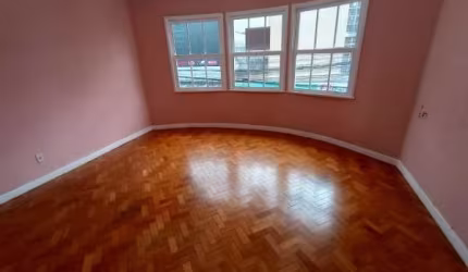 Sala comercial em excelente localização, amplo espaço, de frente, junto do comércio.